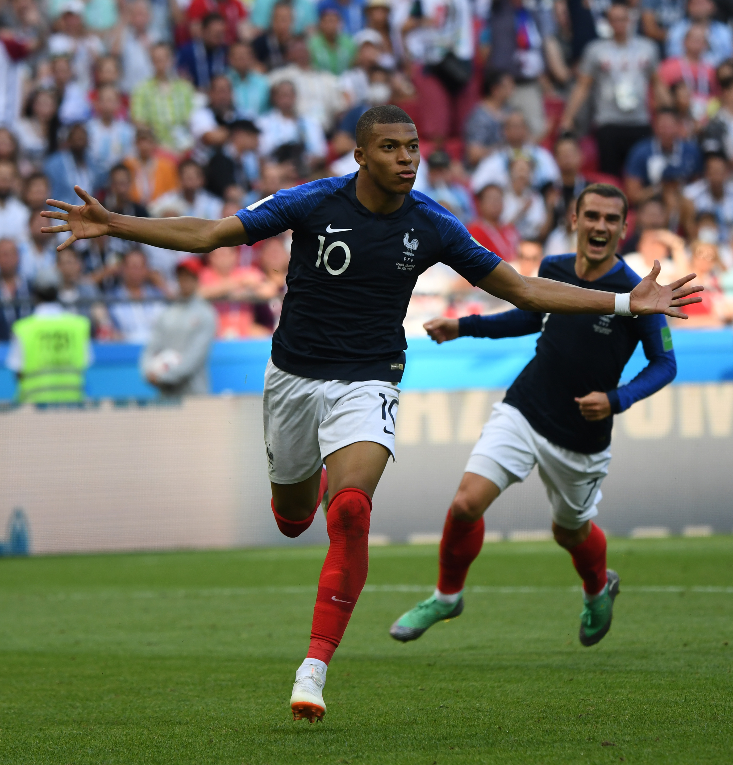 曼联欲引进加拉格尔或埃德松，争夺中场球员，冬季转会窗或成关键。