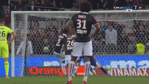 摸吉祥物女演员胸部，前塞尔塔队长马略被判赔偿1000欧