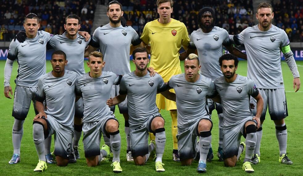 詹姆斯背身单打得分，引领球队节奏