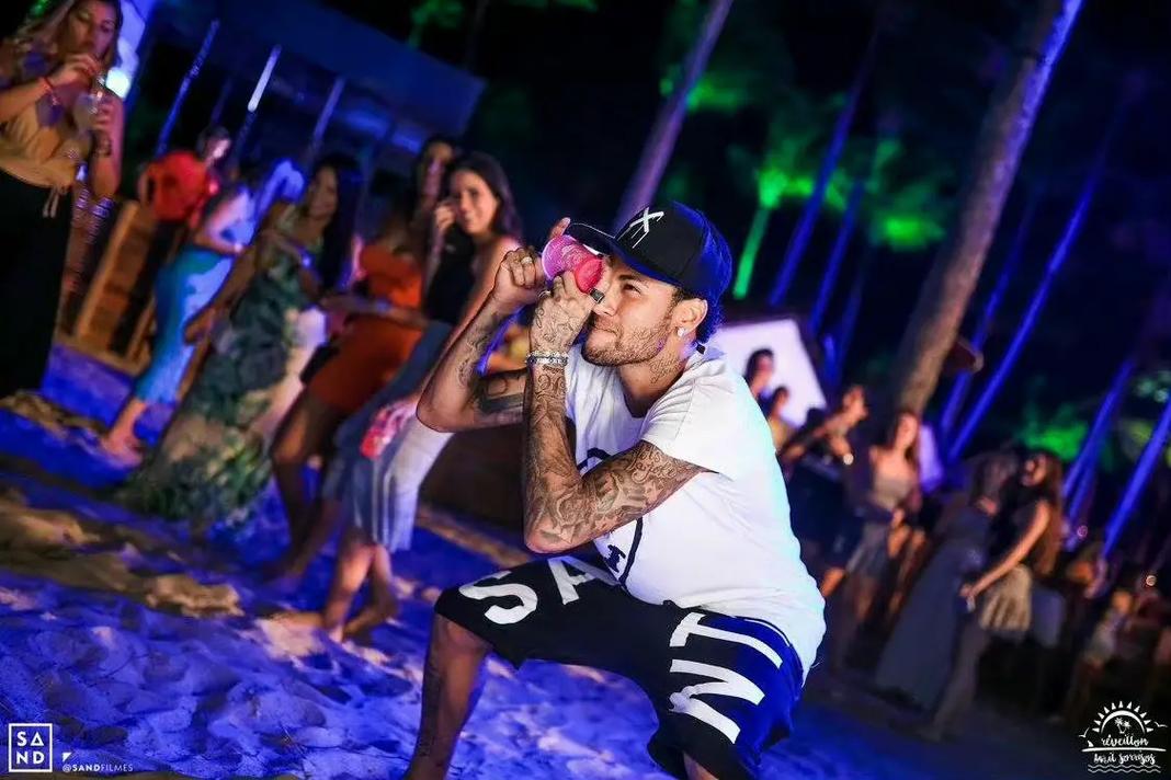 中超比赛亮点：上海海港2-1取胜山东泰山,（中超焦点战：上海海港2比1力克山东泰山）