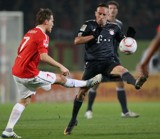 西甲16轮比赛精彩纷呈，多队争夺保级名额，各队表现起伏，悬念迭起。（西甲第16轮看点十足：保级混战升级，球队状态起伏，悬念丛生）