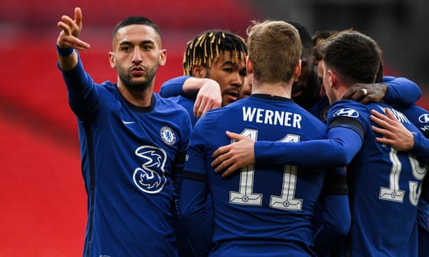 足球国足训练课发生小插曲，球员被逗笑