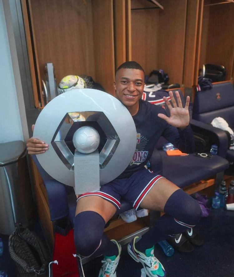 意甲最新动态：米兰锁定18岁新锋，国米仅落榜首一分（意甲快讯：米兰盯上18岁新前锋，国米距榜首仅差一分）