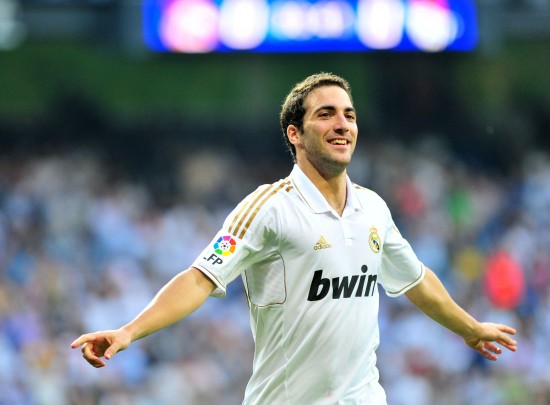 利物浦vs毕包第20分钟比赛暂停，全场球员、观众鼓掌致敬若塔