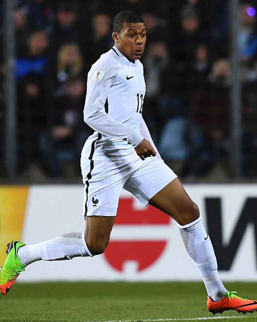 欧冠-哈兰德破门格拉利什建功 曼城2-4大巴黎（欧冠：哈兰德、格拉利什进球 曼城2-4不敌巴黎圣日耳曼）